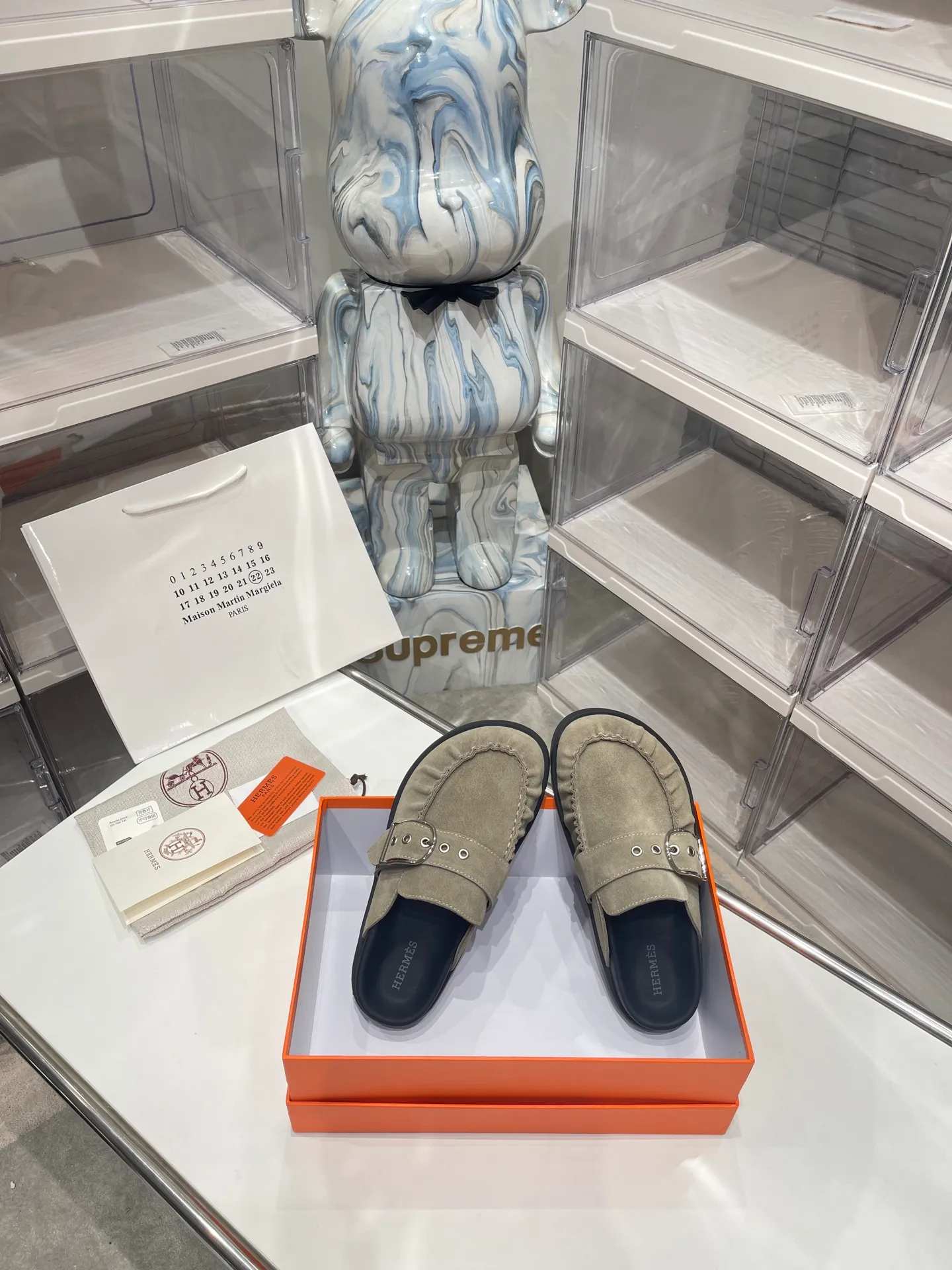 [H Family Hermès] P: 540💰 Size: Male 39-44 (45 46 customized) Female 35-40 (41 42 customized) HERMES Hermès latest kelly buckle couple style Birkenstock slippers, classic family language design! It looks good no matter how you match it! Casual and high-end feeling, the comfort is also great, paired with a variety of colorful socks, it gives a trendy and high-end feel ●Upper: imported cow suede ●Inner: imported sheepskin ●Foot pads: imported mixed sheepskin ●Outsole: Tpu non-slip and wear-resistant outsole